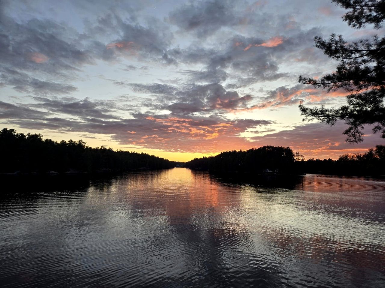 Lakefront Cabin Ideal for a Relaxing Escape in Ontario, Canada