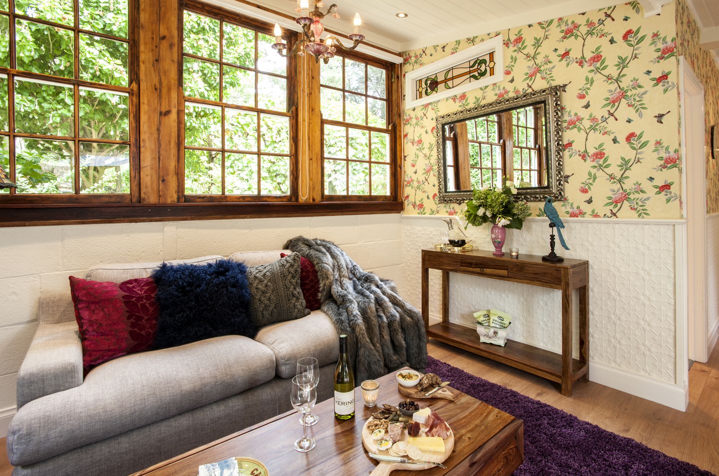 Stylish Elegant Cottage with Beautiful Garden in Victoria