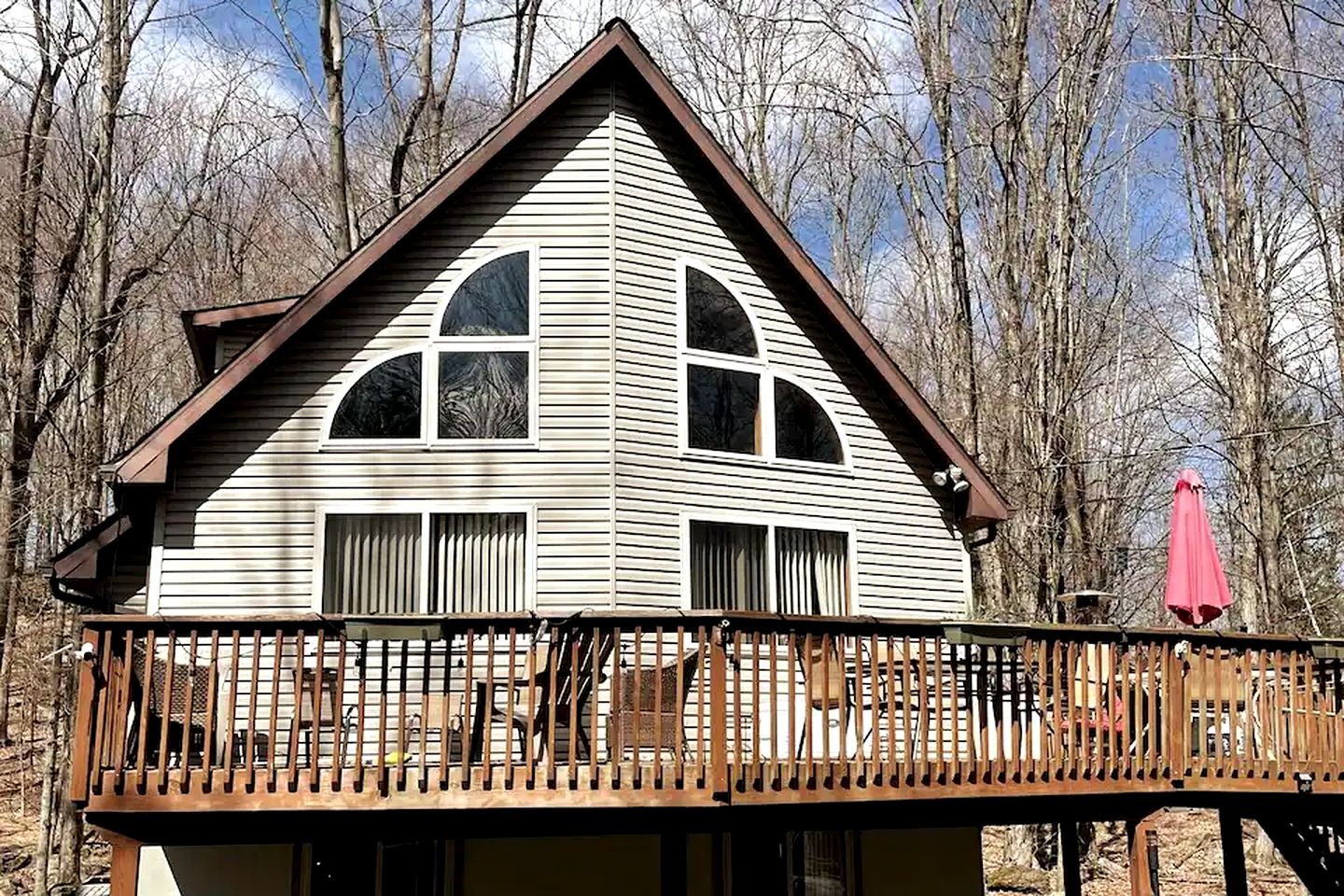 Lake Cabin with Hot-Tub and Deck in Pennsylvania