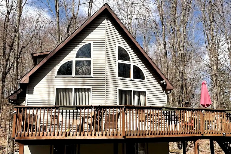Lake Cabin with Hot-Tub and Deck in Pennsylvania