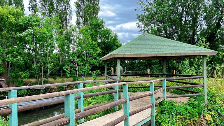 Cabins (United Kingdom, Worcestershire, England)