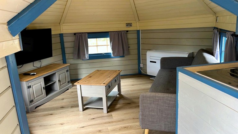 Cabins (United Kingdom, Worcestershire, England)