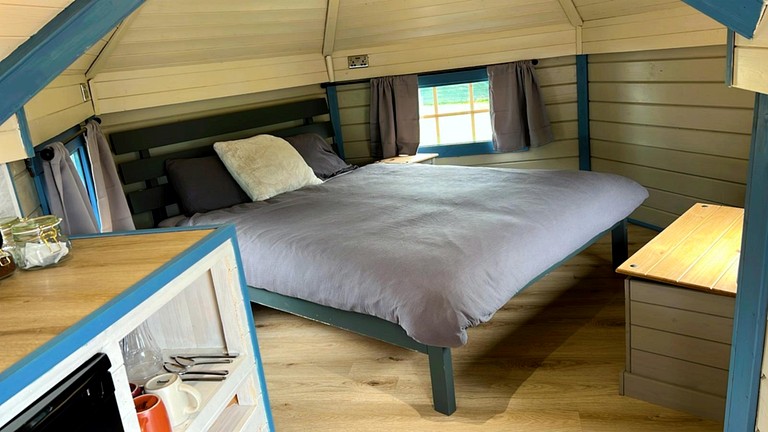 Cabins (United Kingdom, Worcestershire, England)