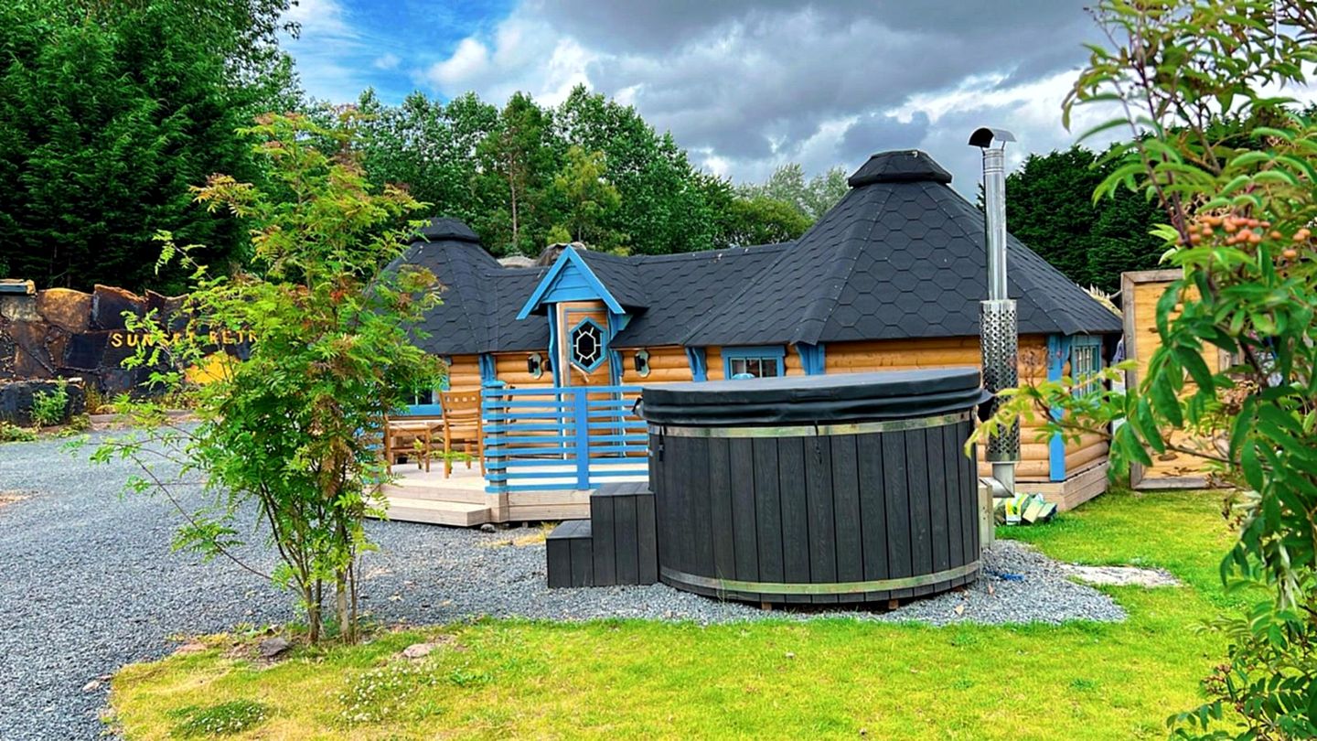 Eco-Friendly Pods with Spacious Interior Perfect fro Groups in England