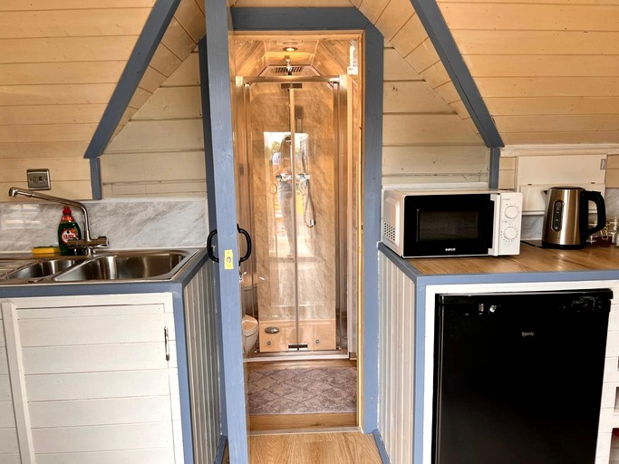 Cabins (United Kingdom, Worcestershire, England)