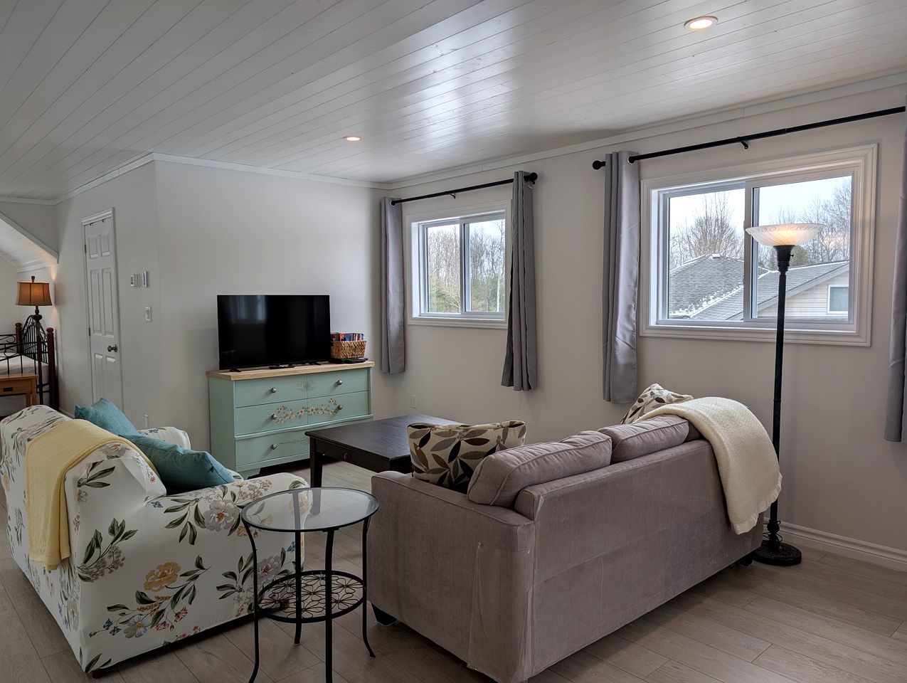 Aspen Acres Cabin with BBQ and Private Deck