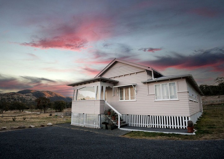 Cute Farmhouse with Gorgeous Countryside Views in New South Wales
