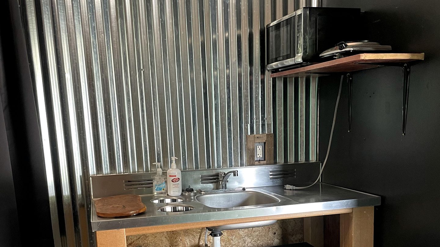 Rustic Cabin Perfect for Small Groups with Picnic Space in Indiana