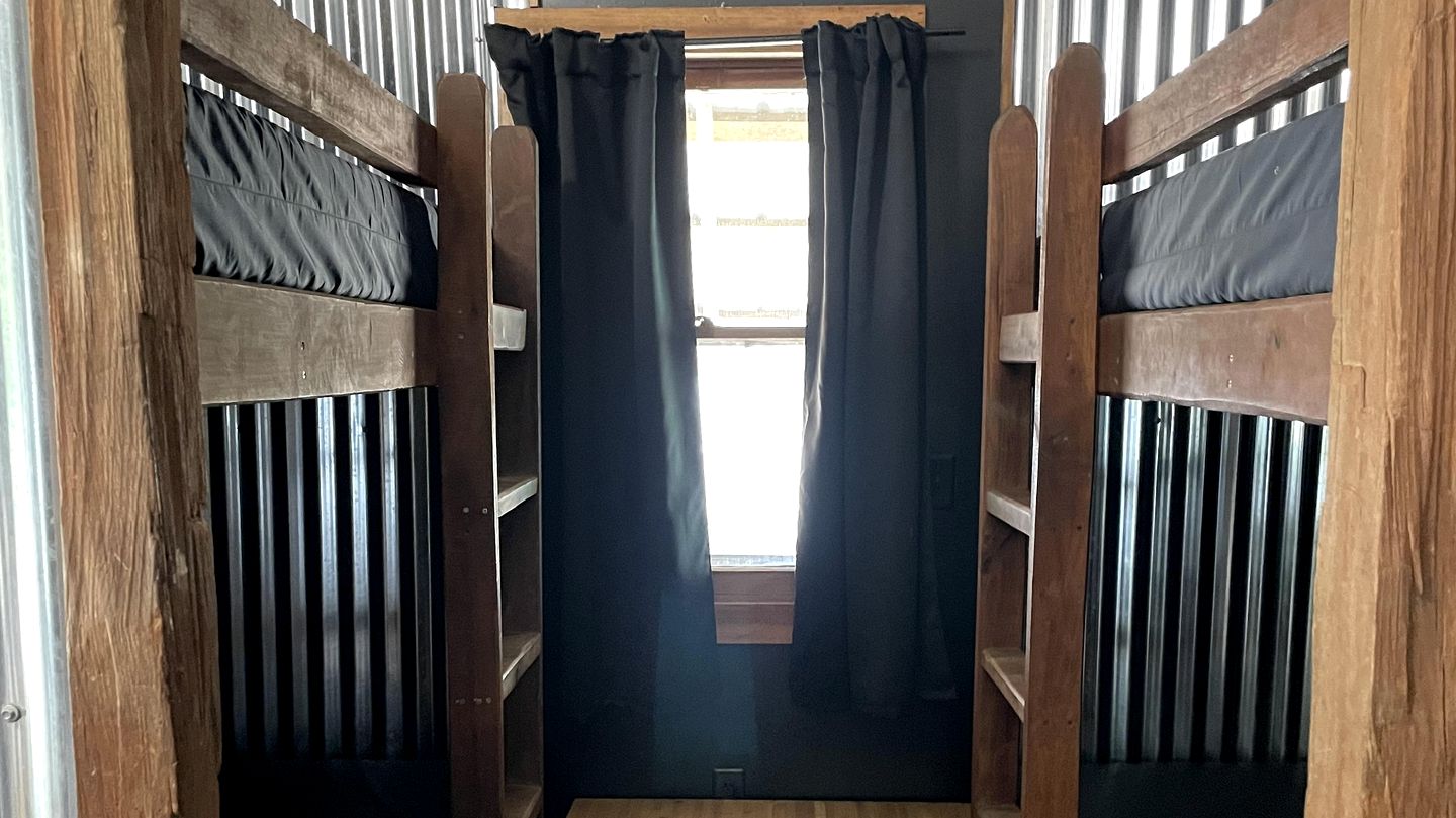 Rustic Cabin Perfect for Small Groups with Picnic Space in Indiana