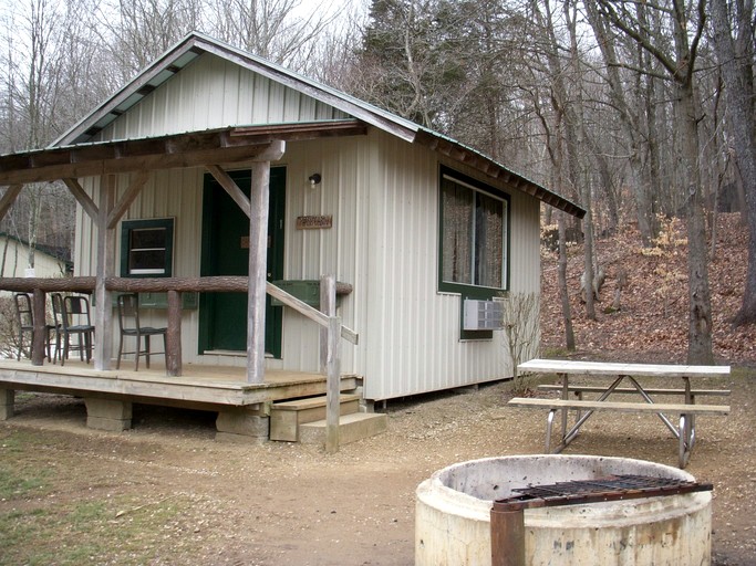 Rustic Cabin Perfect for Small Groups with Picnic Space in Indiana