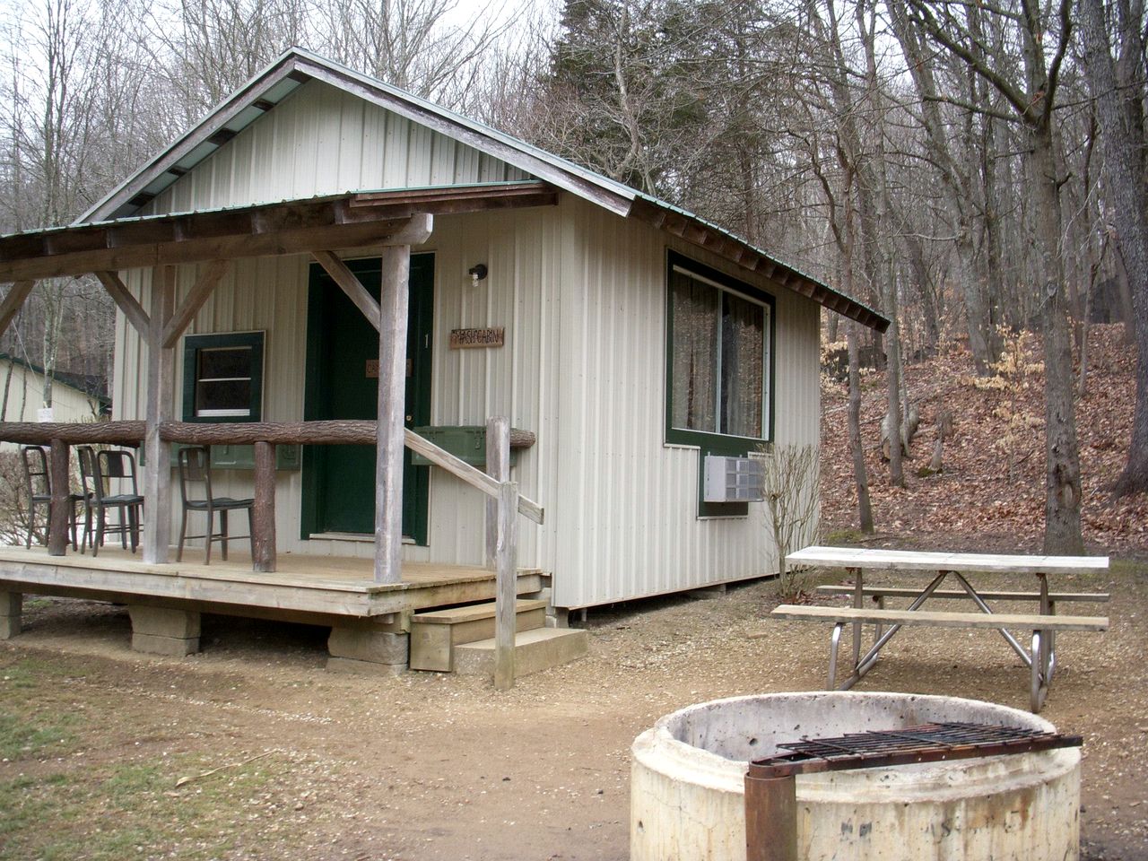 Rustic Cabin Perfect for Small Groups with Picnic Space in Indiana