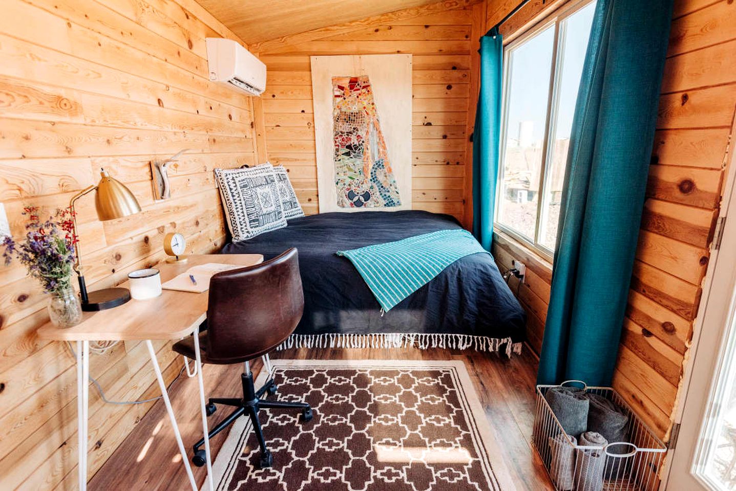 Idyllic Tiny Cabin Lovely for a Romantic Escape in Arizona