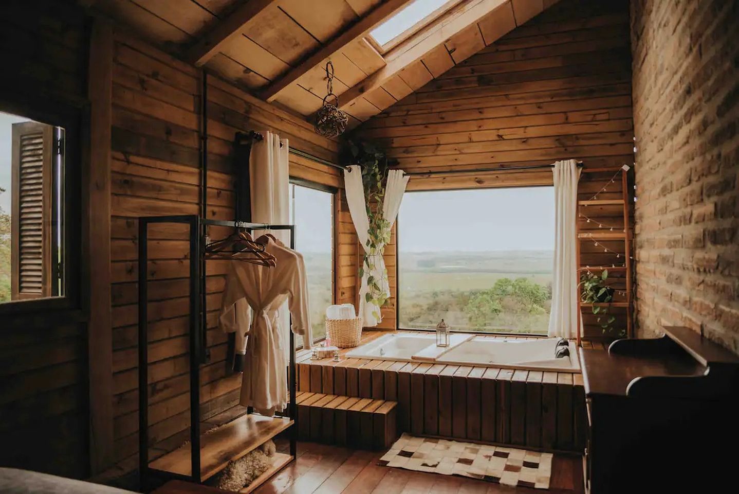 Spectacular Cabin with Luxurious and Romantic Amenities in Brazil