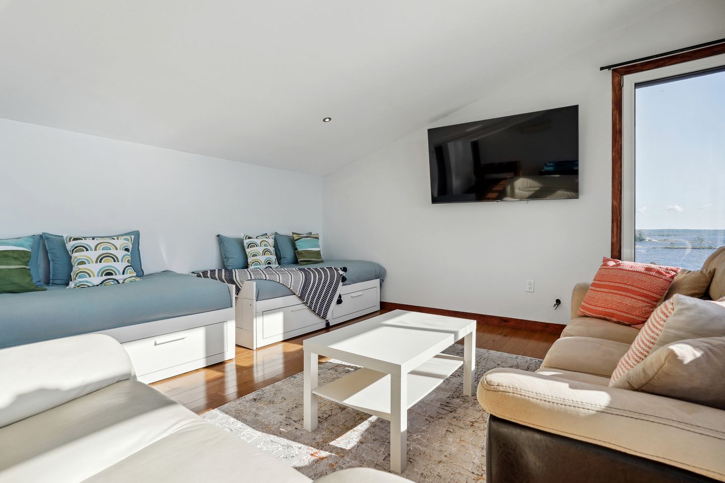 Spectacular Waterfront Cottage Loaded with Kayaks and Pool Table in Ontario