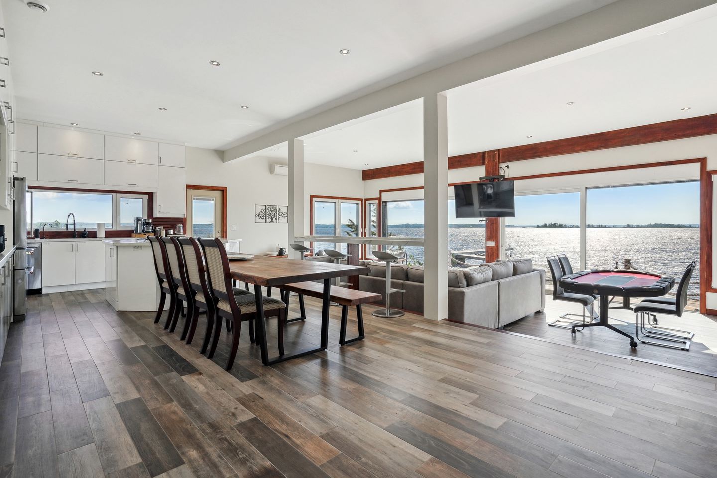 Spectacular Waterfront Cottage Loaded with Kayaks and Pool Table in Ontario