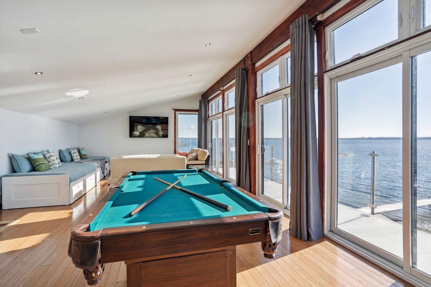 Spectacular Waterfront Cottage Loaded with Kayaks and Pool Table in Ontario