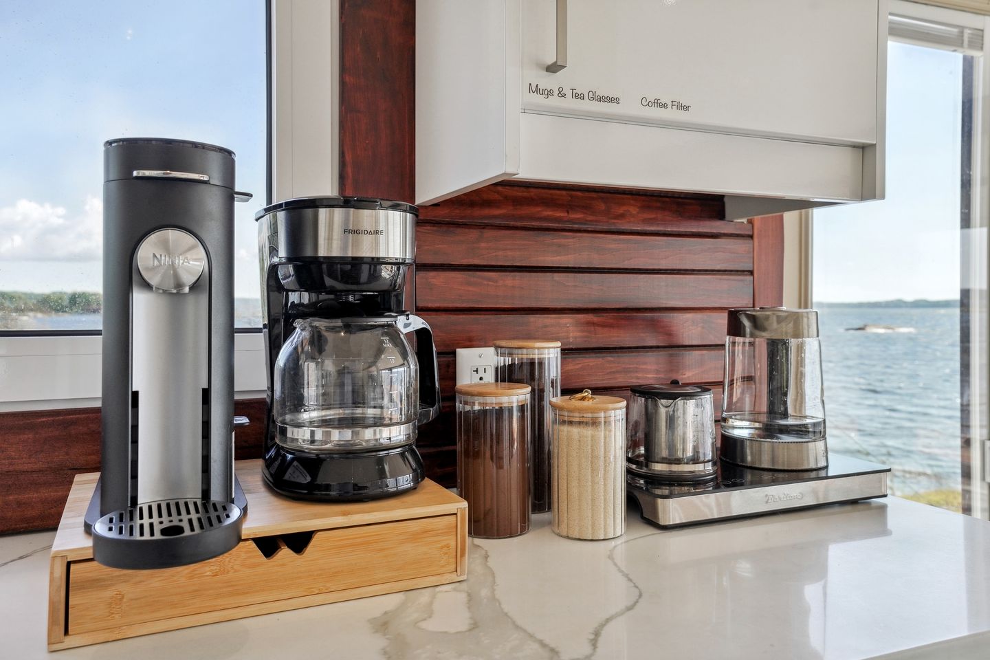 Spectacular Waterfront Cottage Loaded with Kayaks and Pool Table in Ontario