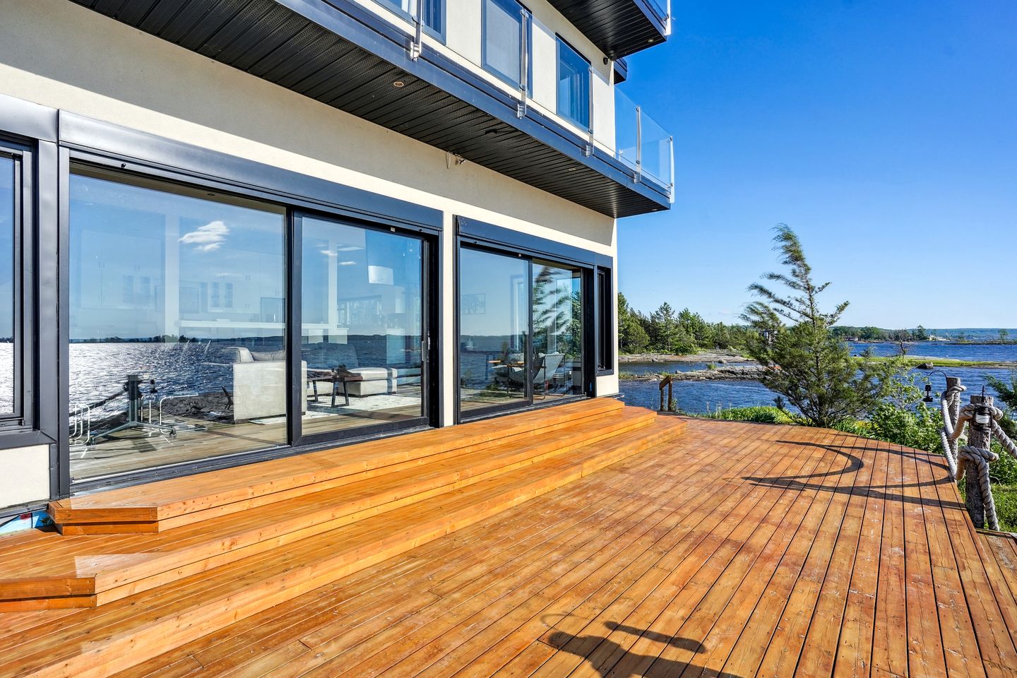 Spectacular Waterfront Cottage Loaded with Kayaks and Pool Table in Ontario