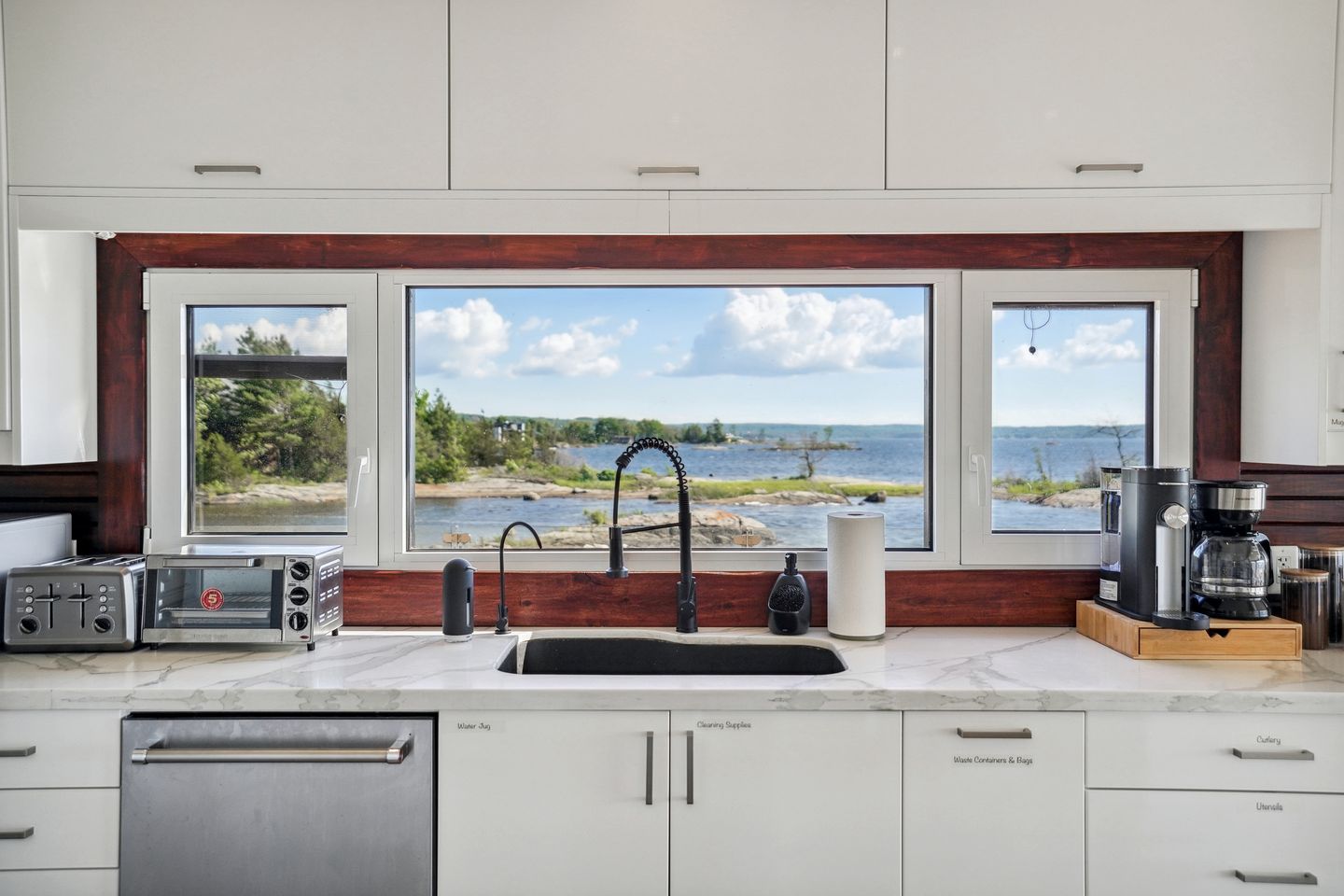 Spectacular Waterfront Cottage Loaded with Kayaks and Pool Table in Ontario