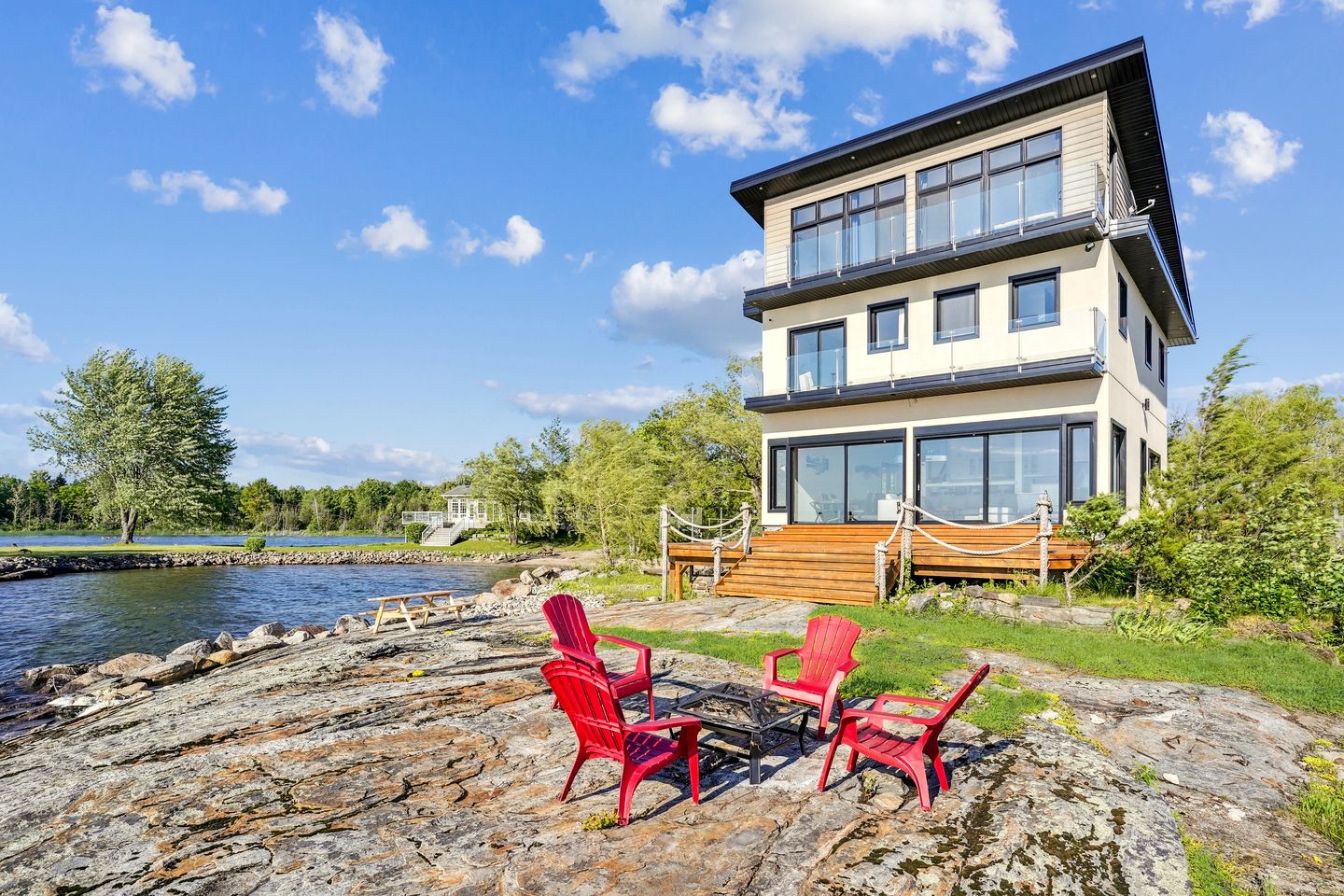 Spectacular Waterfront Cottage Loaded with Kayaks and Pool Table in Ontario