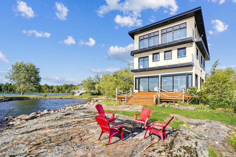 Spectacular Waterfront Cottage Loaded with Kayaks and Pool Table in Ontario