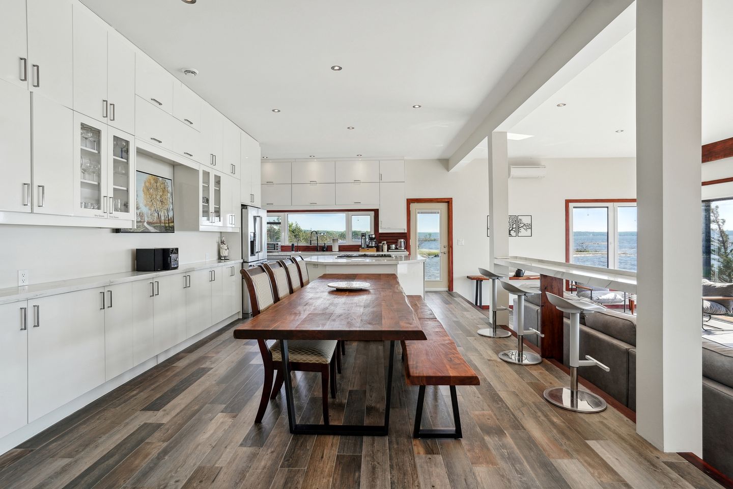 Spectacular Waterfront Cottage Loaded with Kayaks and Pool Table in Ontario