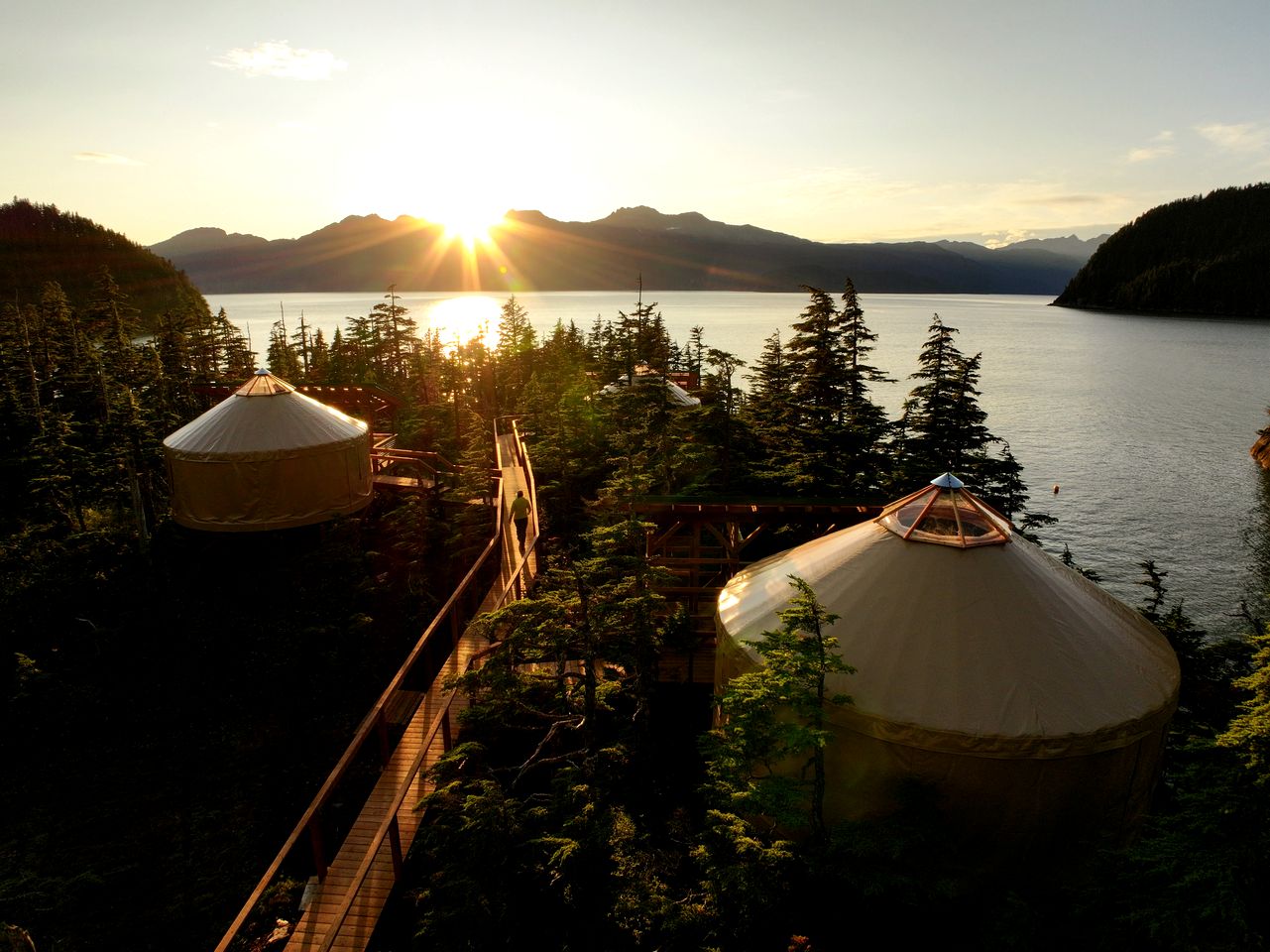 Oceantfront Yurt Ideal for Water Adventures and Hiking Trails in Alaska