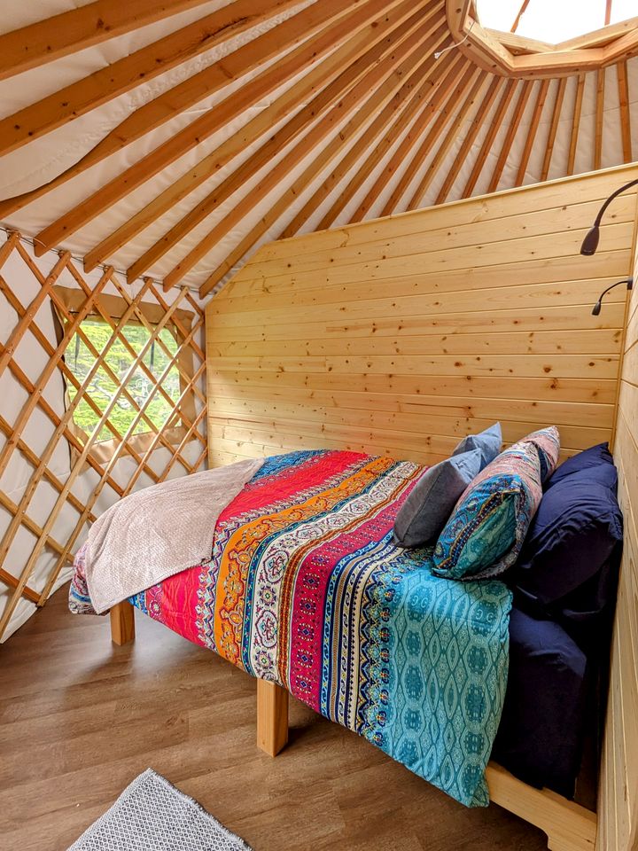 Oceantfront Yurt Ideal for Water Adventures and Hiking Trails in Alaska