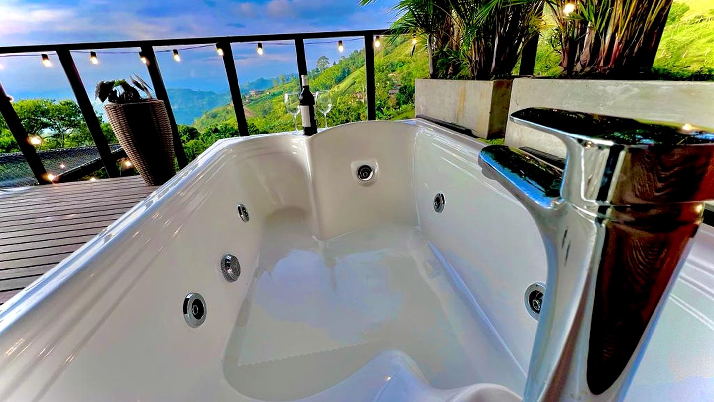 Off-Grid Tiny House with Outdoor Bath Ideal for Couples in Colombia