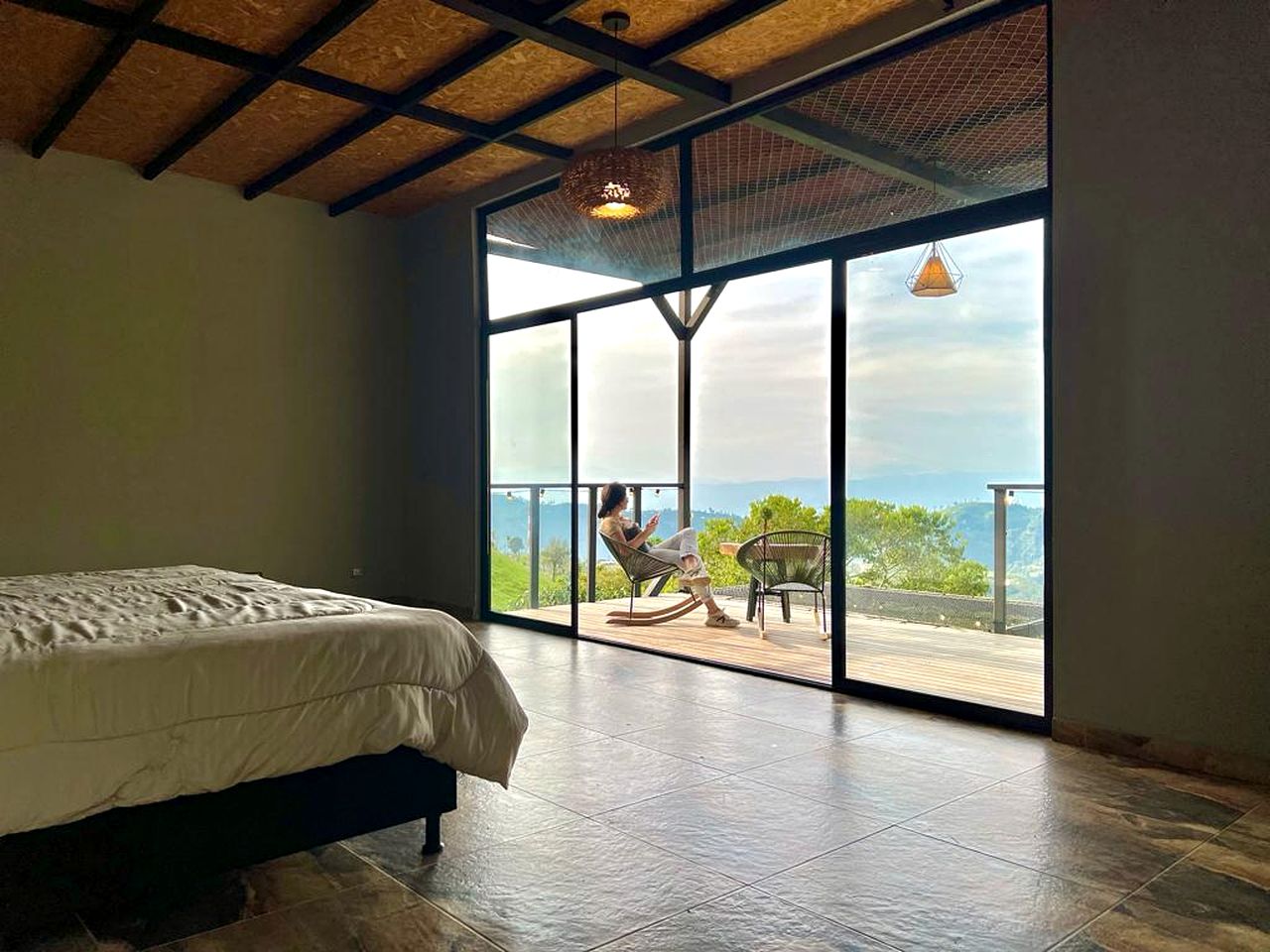 Off-Grid Tiny House with Outdoor Bath Ideal for Couples in Colombia
