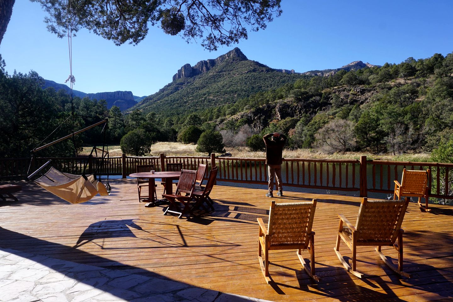 Amazing Cabin with Spacious Deck Ideal for Groups in Mexico