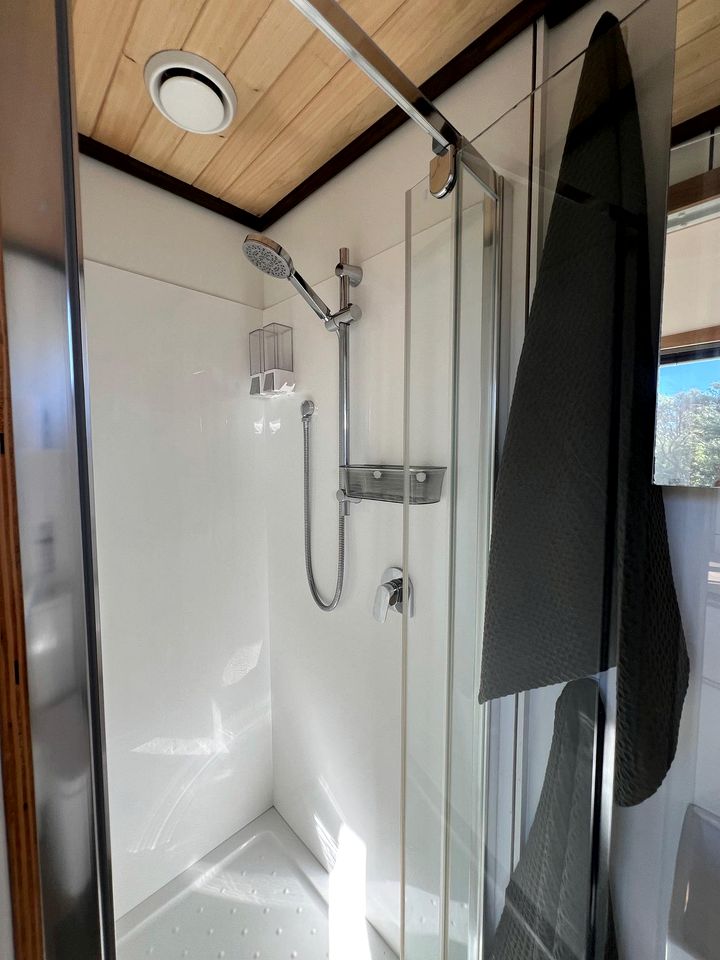 Off-Grid Tiny House Ideal to Reconnect with Nature in New Zealand