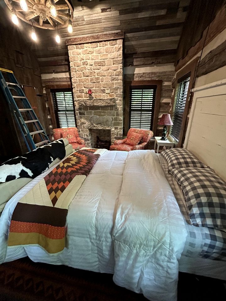 Redesign Wooden Cabin with Jacuzzi and Front Porch in North Carolina