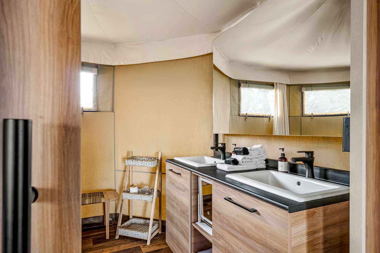 Beautiful Safari Tent with Deck Incredible for a Romantic Getaway in Texas