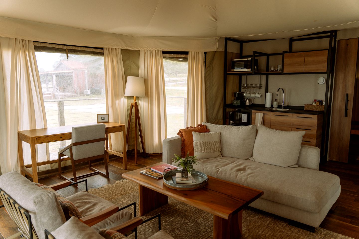 Beautiful Safari Tent with Deck Incredible for a Romantic Getaway in Texas