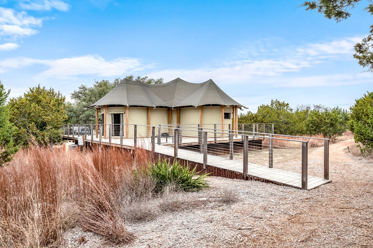 Beautiful Safari Tent with Deck Incredible for a Romantic Getaway in Texas