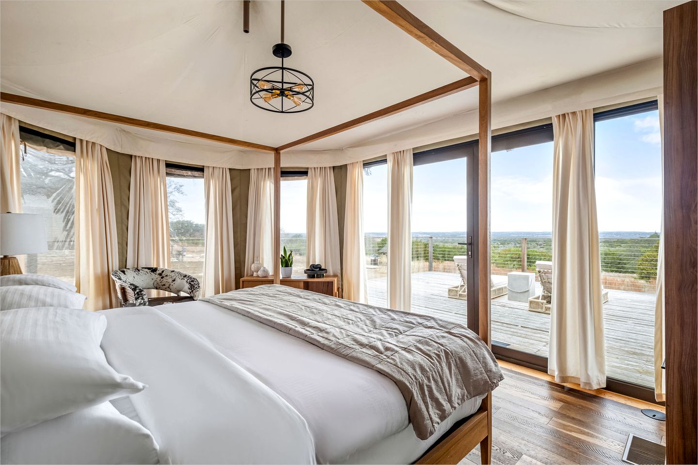 Beautiful Safari Tent with Deck Incredible for a Romantic Getaway in Texas