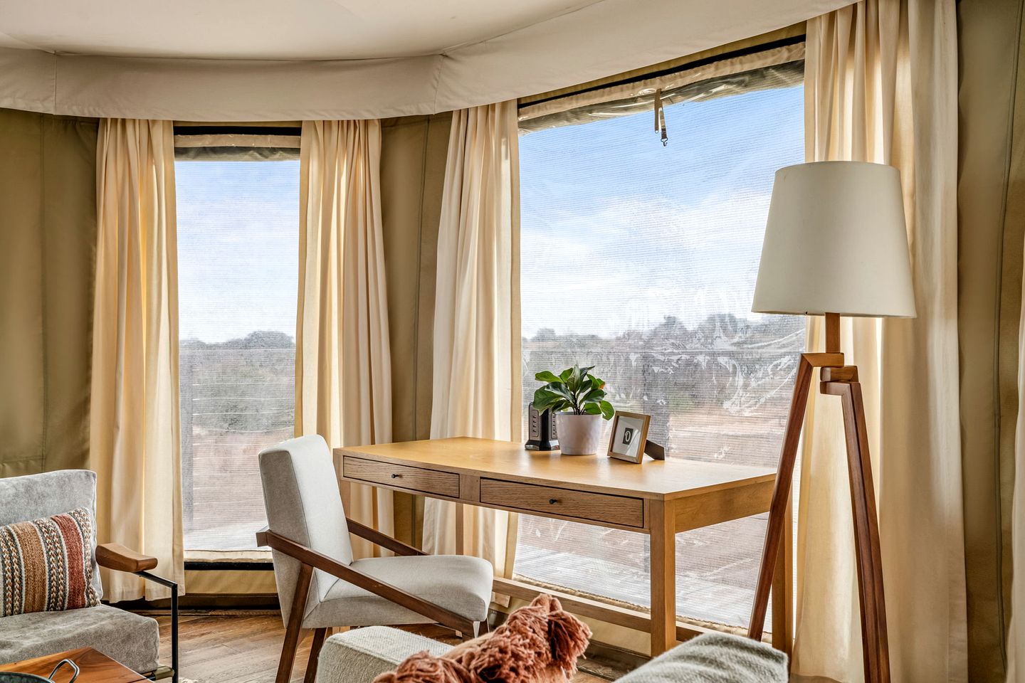 Beautiful Safari Tent with Deck Incredible for a Romantic Getaway in Texas