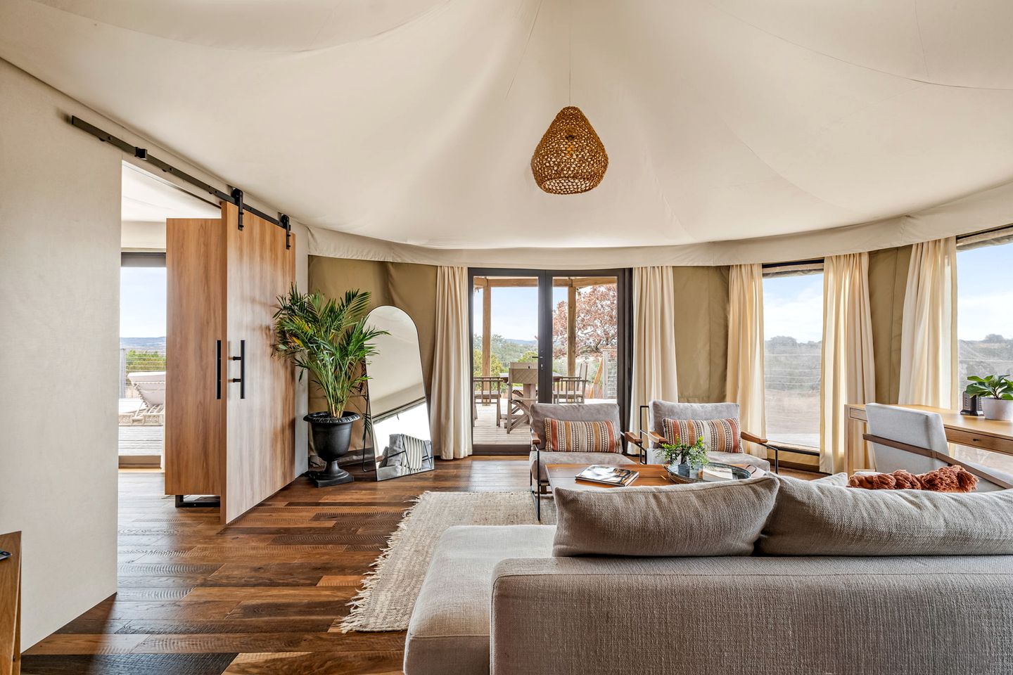 Beautiful Safari Tent with Deck Incredible for a Romantic Getaway in Texas