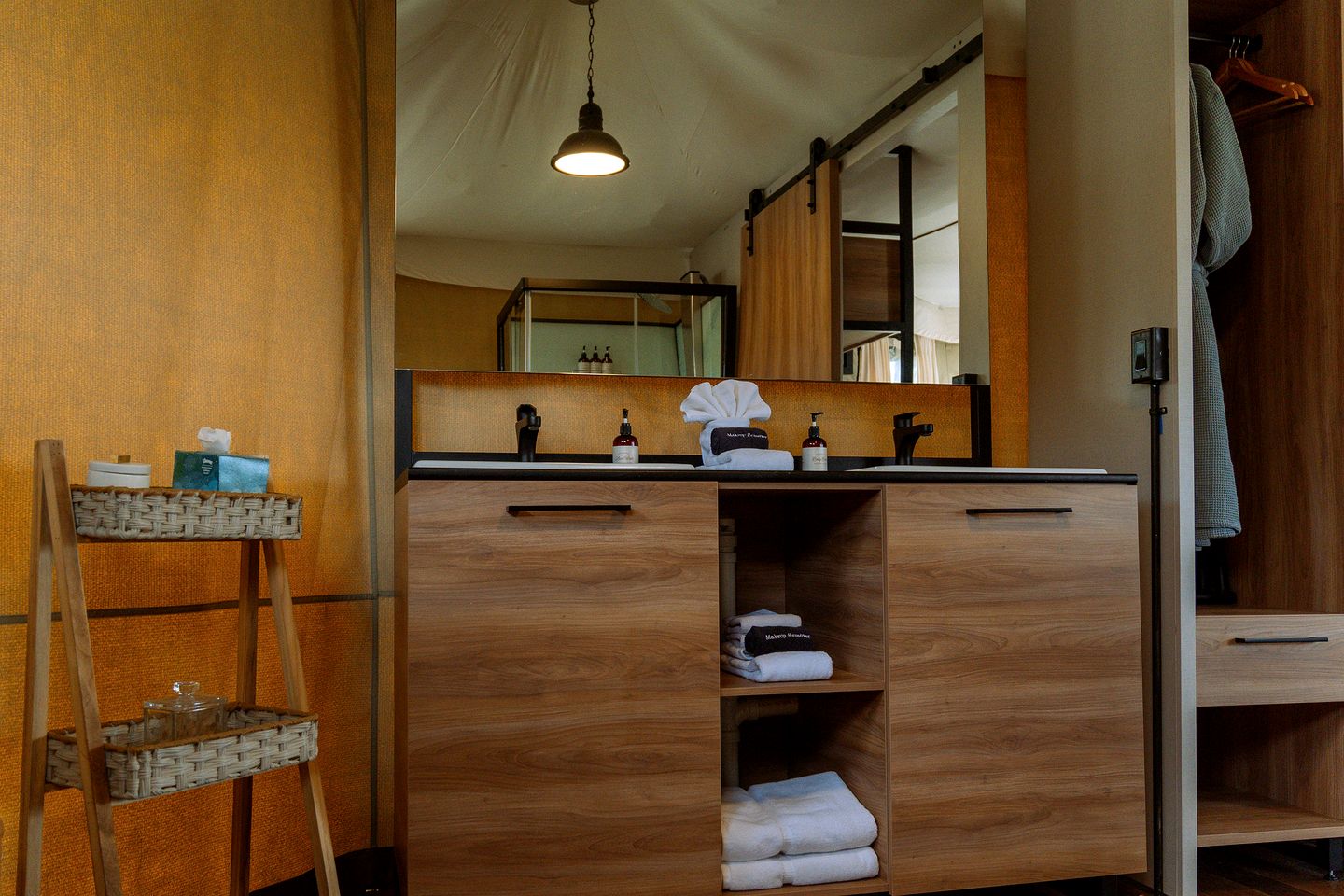 Beautiful Safari Tent with Deck Incredible for a Romantic Getaway in Texas