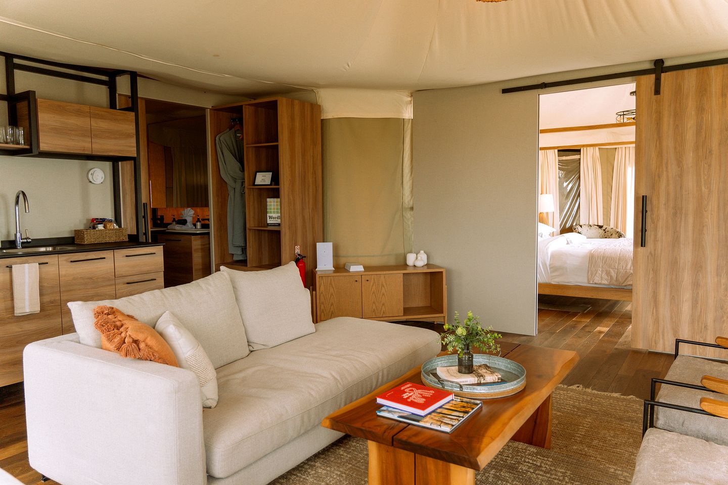 Beautiful Safari Tent with Deck Incredible for a Romantic Getaway in Texas