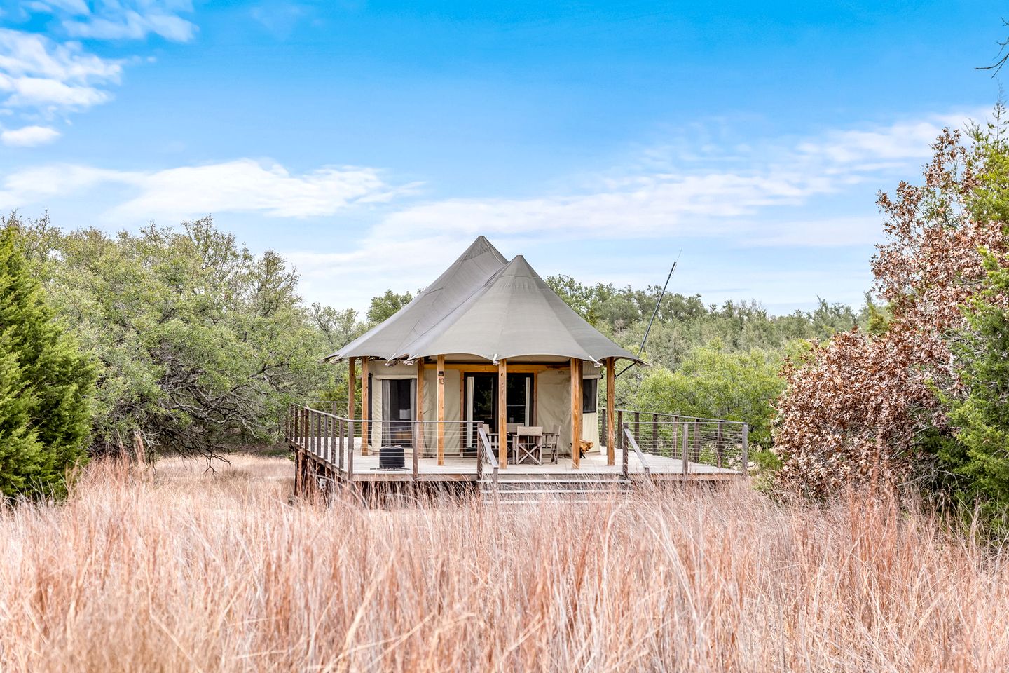 Beautiful Safari Tent with Deck Incredible for a Romantic Getaway in Texas