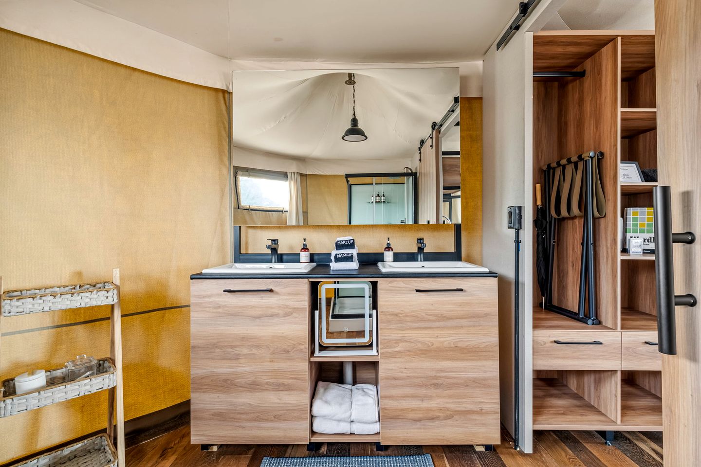 Beautiful Safari Tent with Deck Incredible for a Romantic Getaway in Texas