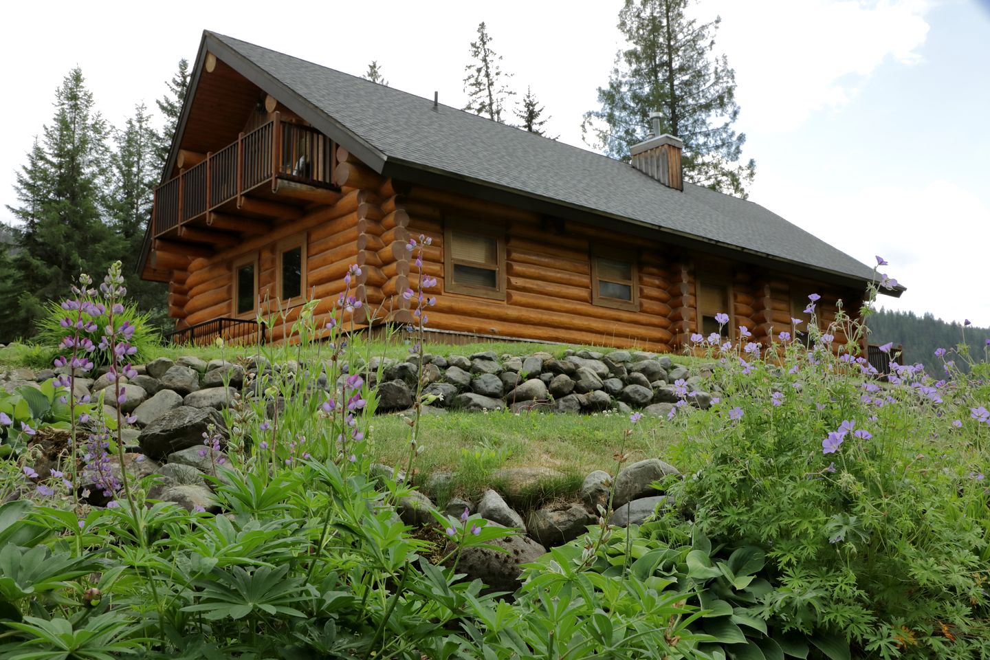 Fantastic Rustic Cabin with Lake Views in British Columbia