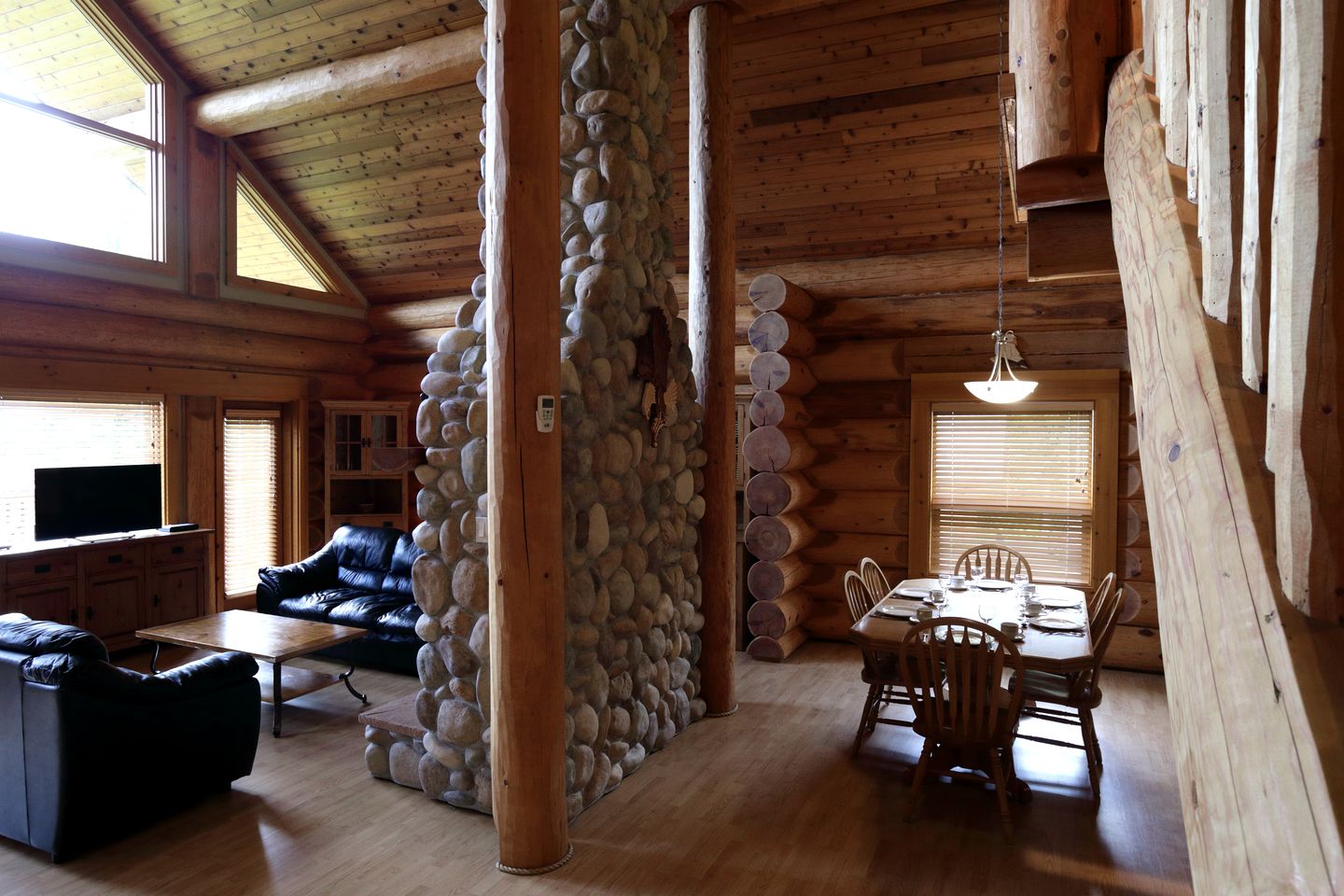 Fantastic Rustic Cabin with Lake Views in British Columbia