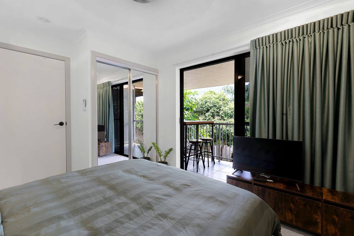 Chic Romantic Rental Perfect for a Secluded Couples Retreat in Queensland