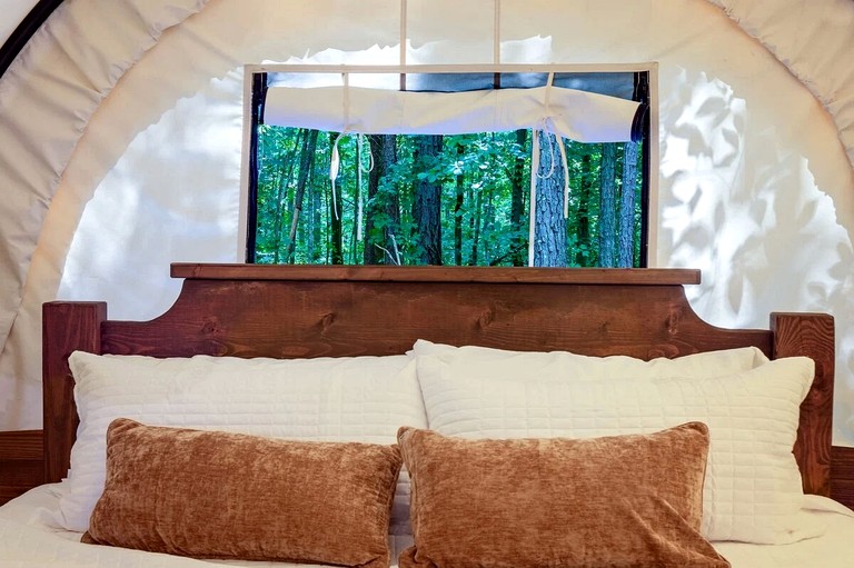 Caravans (United States of America, Benton, Tennessee)