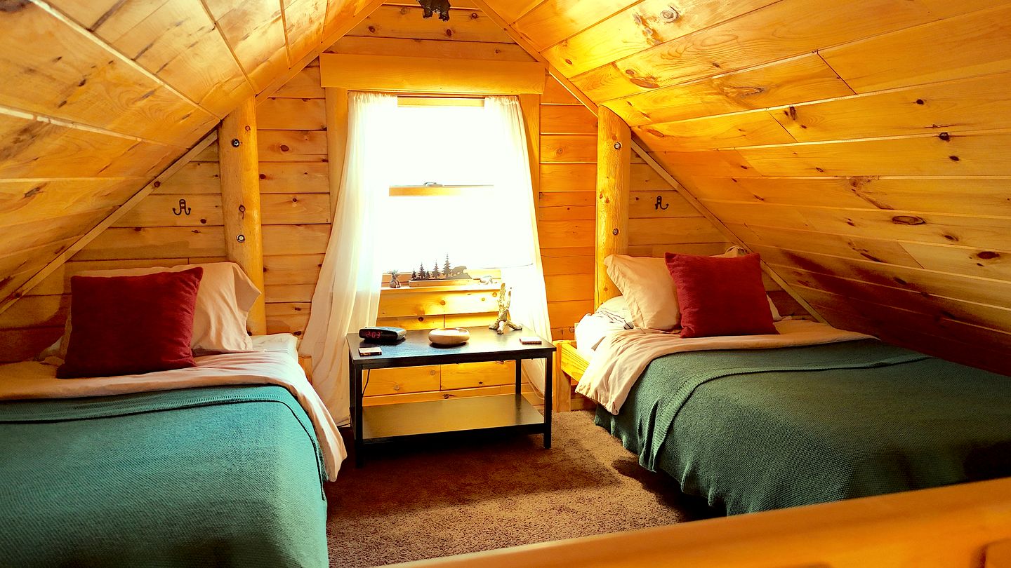 Off-Grid Lofted Cabin with Fire Pit Ideal for a Family Getaway in Maine