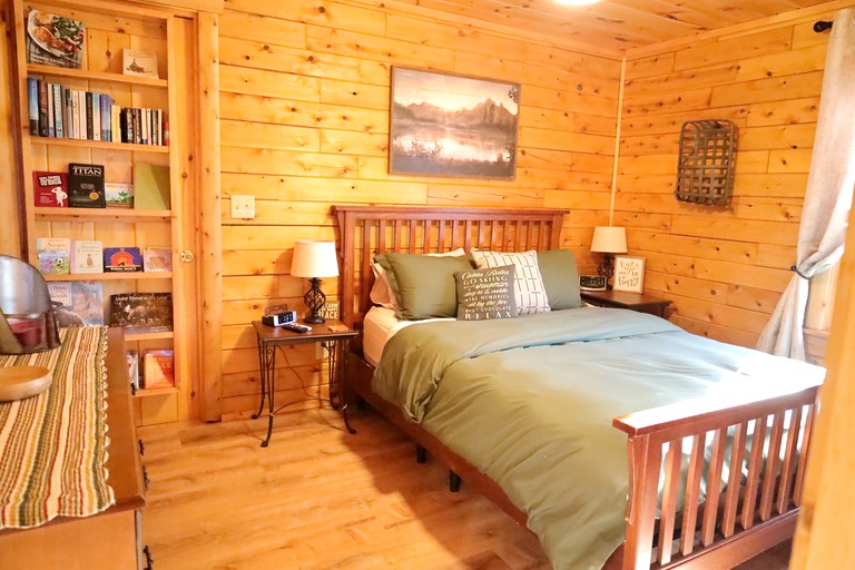 Cabins (United States of America, Norway, Maine)