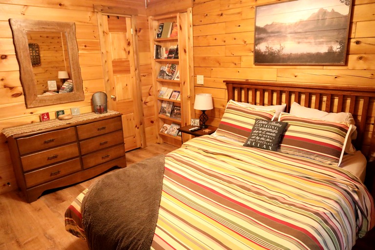 Cabins (United States of America, Norway, Maine)